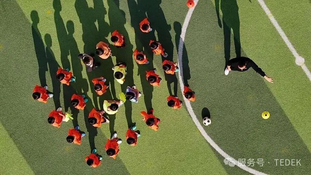 学生在足球场进行体育训练