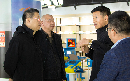 叶榭领导团参观浙鼎数智产品展示区